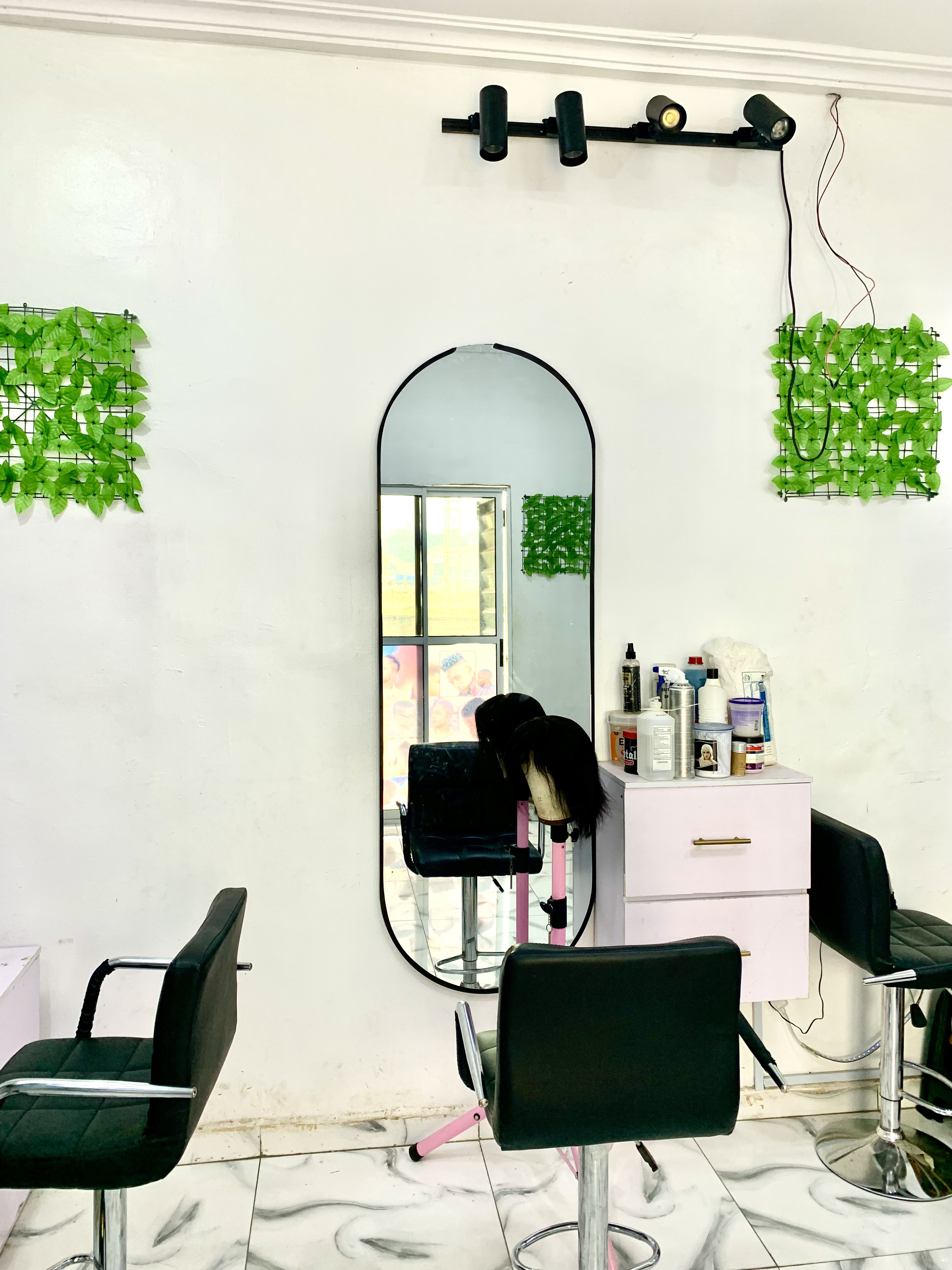 Salon Image 4